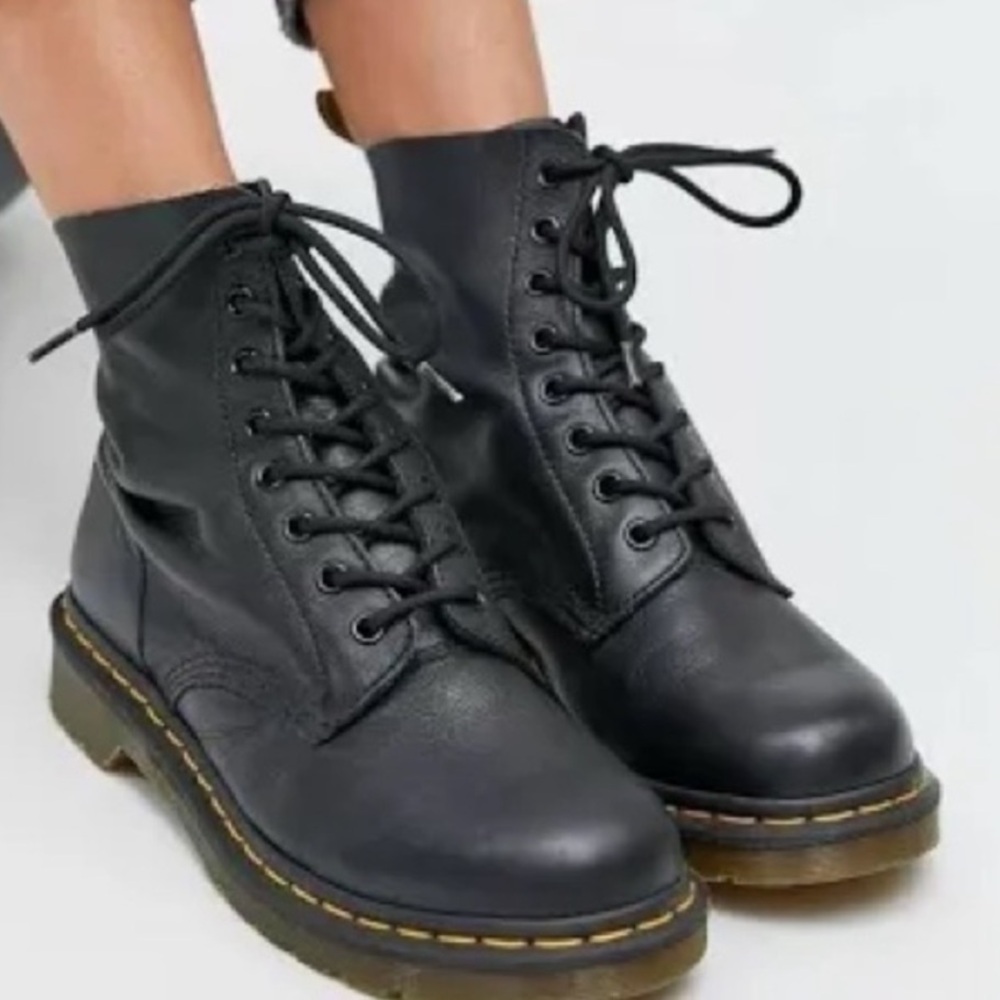 Vintage Dr. Martens Men’s Black Classic 1460 Lace Up Combat Boots YoungAdult Sz3